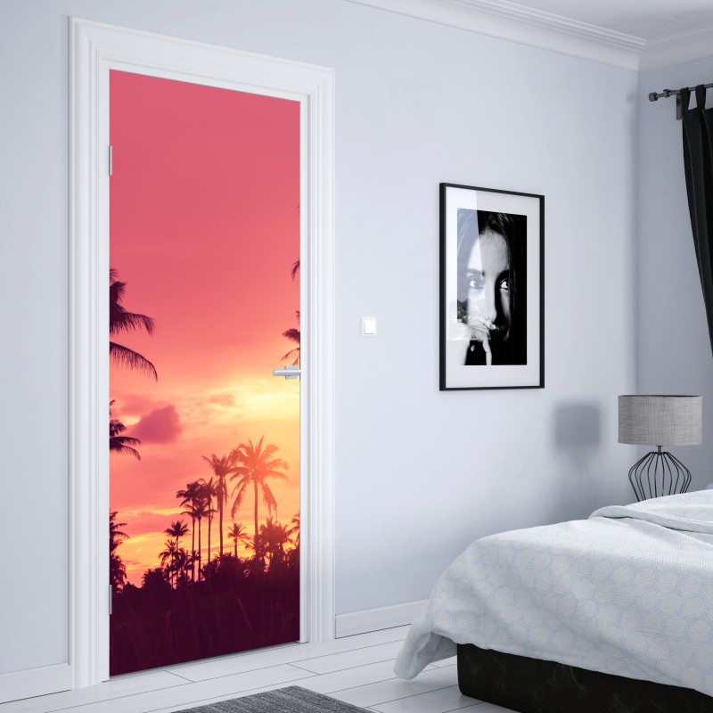 Naklejka na drzwi różowy tropikalny zachód słońca z palmami – Wallissimo® Naklejka na drzwi różowy tropikalny zachód słońca z palmami – Wallissimo®