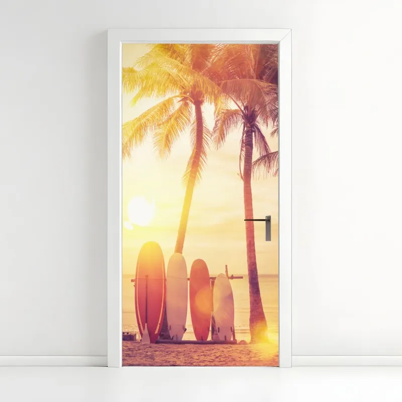 Naklejka na drzwi tropikalny zachód słońca z deskami surfingowymi