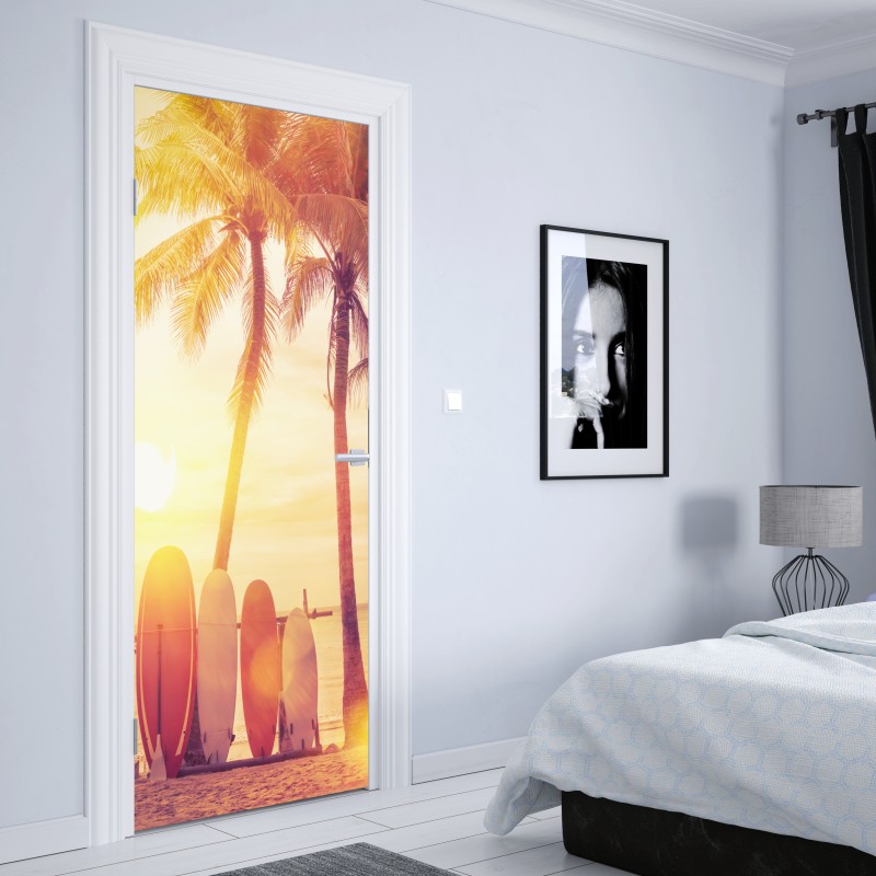 Naklejka na drzwi tropikalny zachód słońca z deskami surfingowymi – Wallissimo® Naklejka na drzwi tropikalny zachód słońca z deskami surfingowymi – Wallissimo®