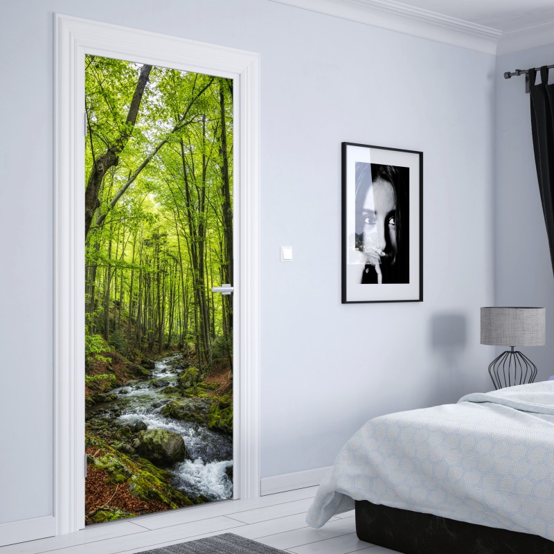 Naklejka na drzwi spokojny leśny strumień – Wallissimo® Naklejka na drzwi spokojny leśny strumień – Wallissimo®