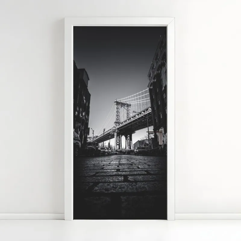 Naklejka na drzwi most na Manhattanie z perspektywy brukowanej ulicy