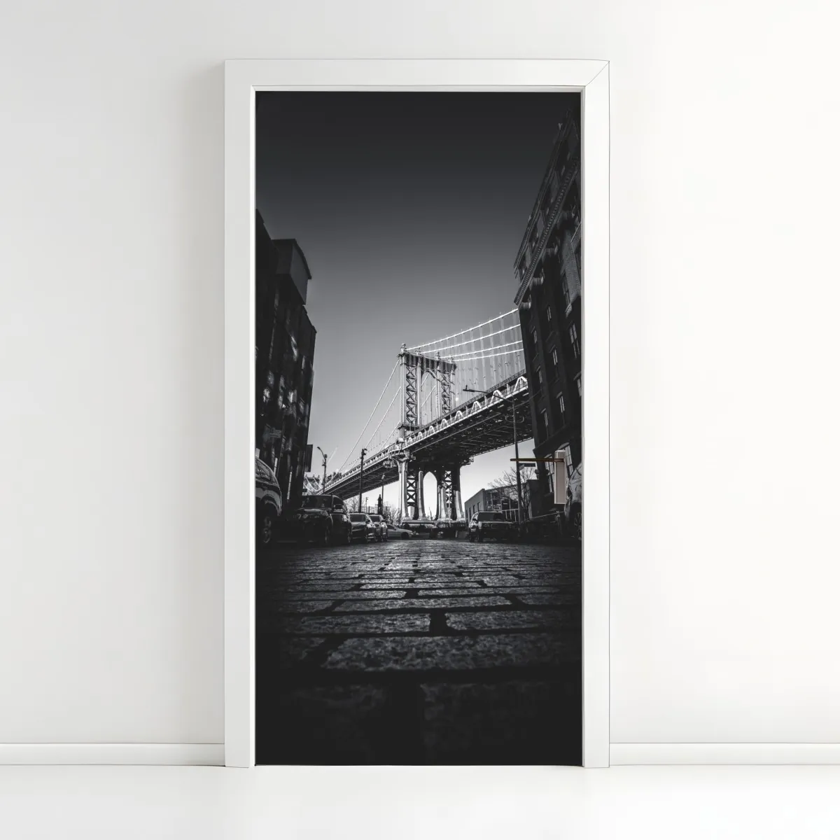 Naklejka na drzwi most na Manhattanie z perspektywy brukowanej ulicy – Wallissimo® Naklejka na drzwi most na Manhattanie z perspektywy brukowanej ulicy – Wallissimo®