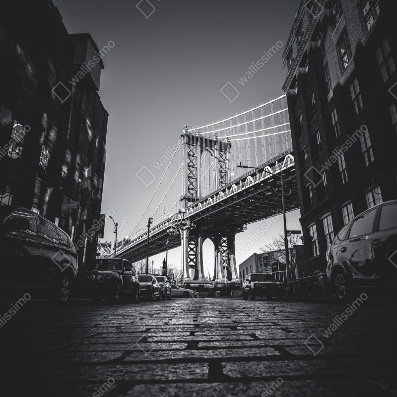 Naklejka na drzwi most na Manhattanie z perspektywy brukowanej ulicy – Wallissimo® Naklejka na drzwi most na Manhattanie z perspektywy brukowanej ulicy – Wallissimo®