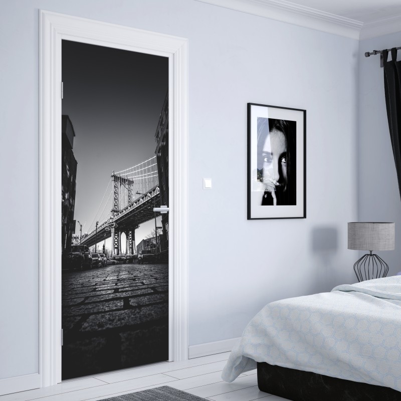 Naklejka na drzwi most na Manhattanie z perspektywy brukowanej ulicy – Wallissimo® Naklejka na drzwi most na Manhattanie z perspektywy brukowanej ulicy – Wallissimo®