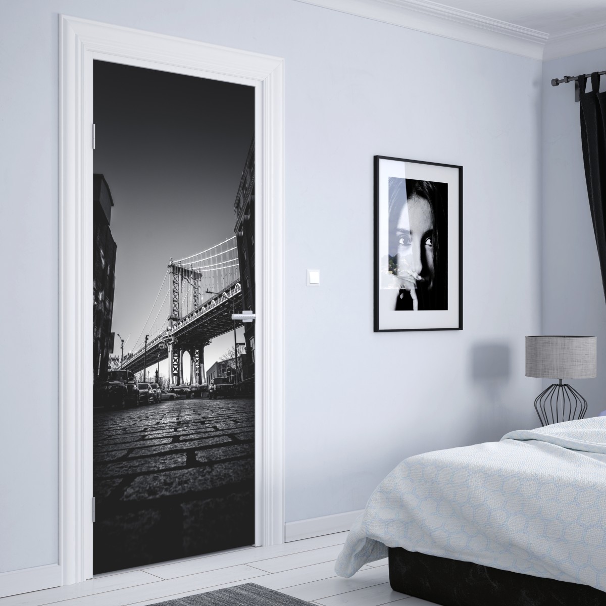 Naklejka na drzwi most na Manhattanie z perspektywy brukowanej ulicy – Wallissimo® Naklejka na drzwi most na Manhattanie z perspektywy brukowanej ulicy – Wallissimo®