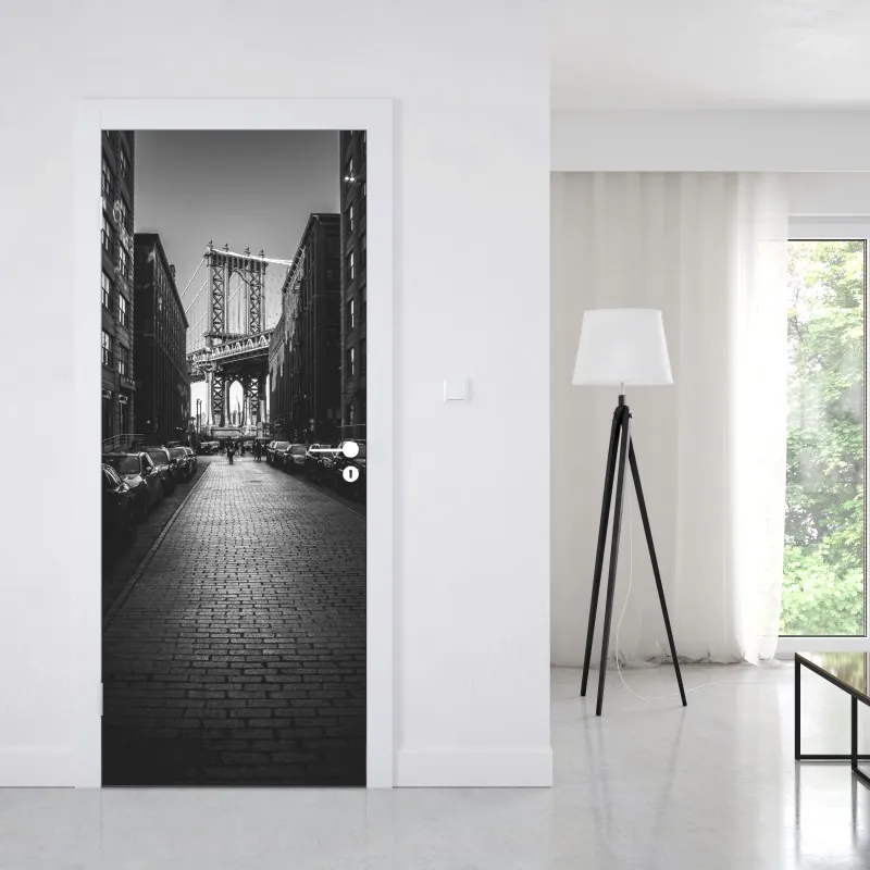 Naklejka na drzwi most Manhattan w kadrze brukowanej ulicy – Wallissimo® Naklejka na drzwi most Manhattan w kadrze brukowanej ulicy – Wallissimo®
