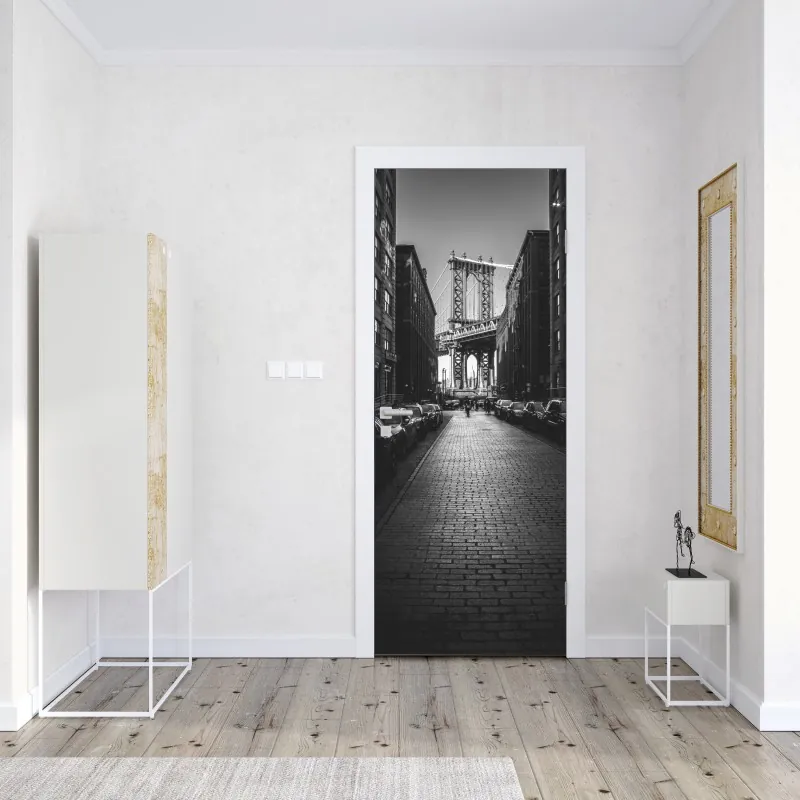 Naklejka na drzwi most Manhattan w kadrze brukowanej ulicy – Wallissimo® Naklejka na drzwi most Manhattan w kadrze brukowanej ulicy – Wallissimo®