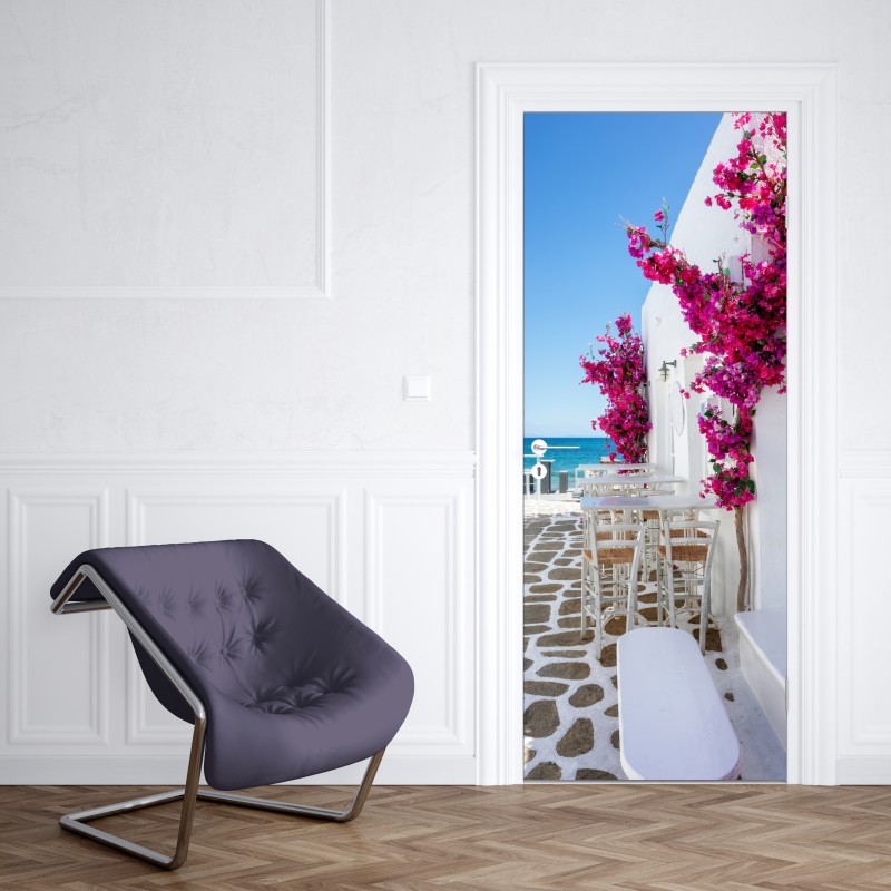 Naklejka na drzwi słoneczna śródziemnomorska alejka z bugenwillą – Wallissimo® Naklejka na drzwi słoneczna śródziemnomorska alejka z bugenwillą – Wallissimo®