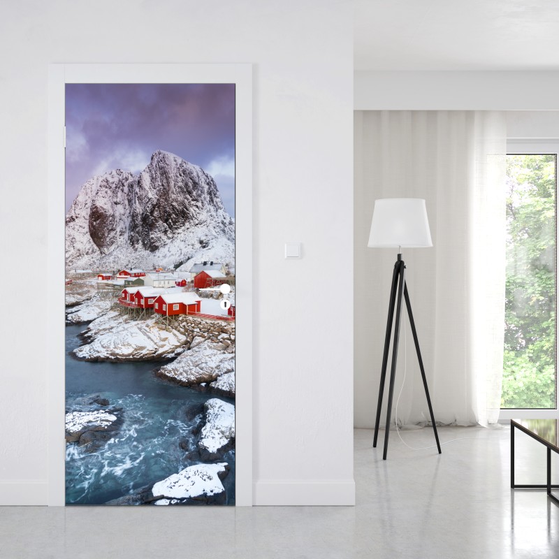 Naklejka na drzwi mglisty jesienny las na śnieżnej górze – Wallissimo®