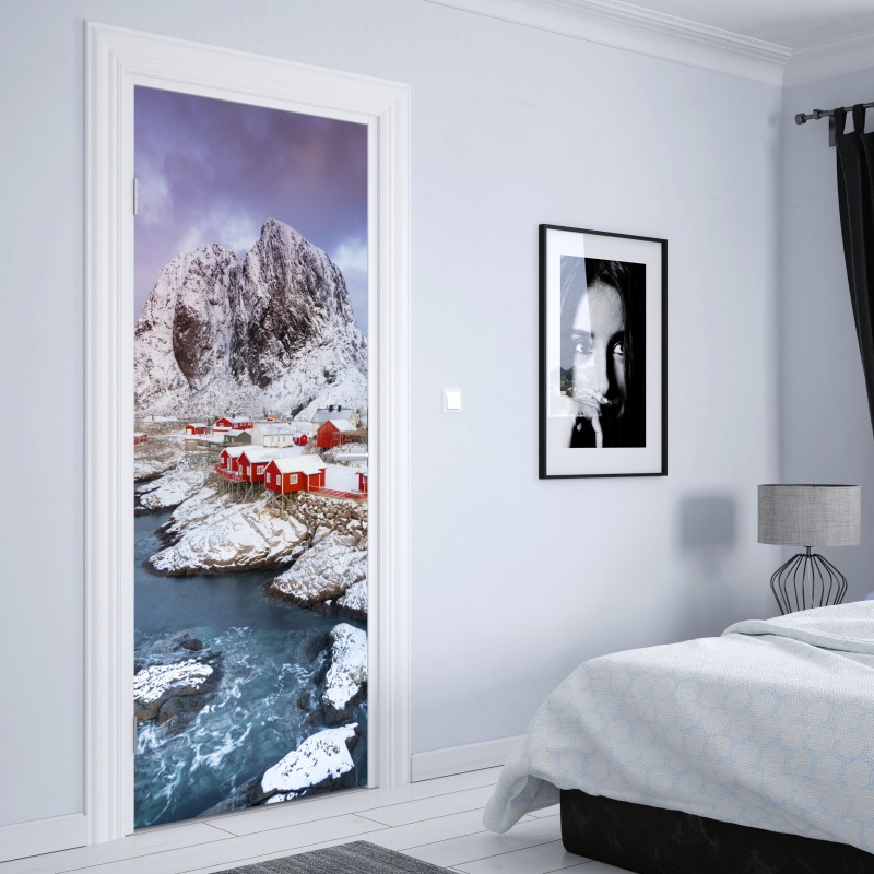 Naklejka na drzwi czerwone domki nad zaśnieżoną górą – Wallissimo® Naklejka na drzwi czerwone domki nad zaśnieżoną górą – Wallissimo®