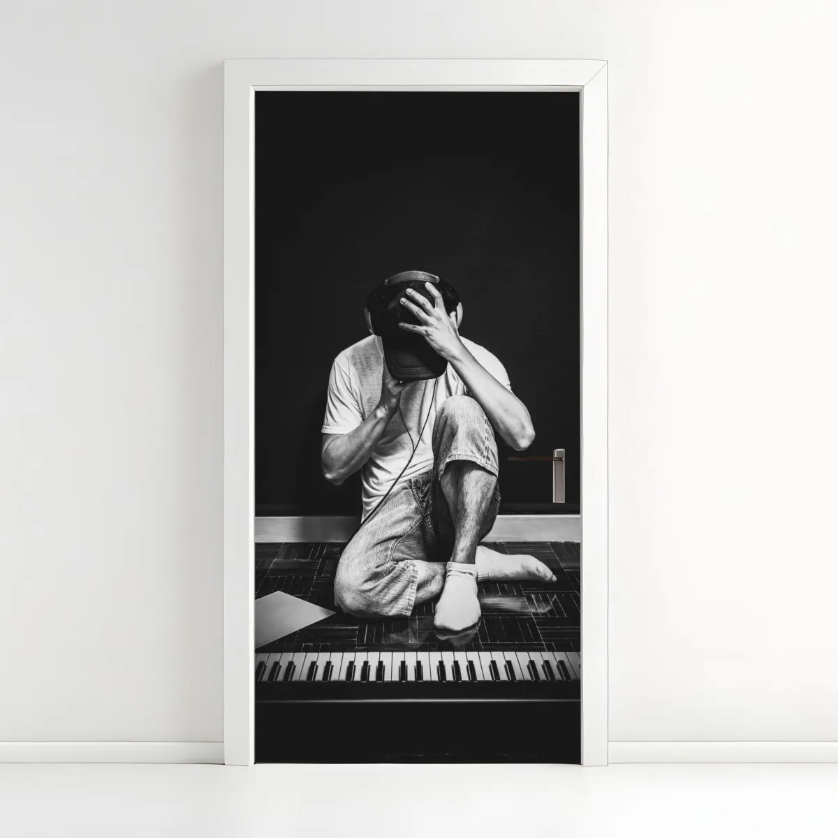 Naklejka na drzwi introwertyczny muzyk przy klawiaturze – Wallissimo® Naklejka na drzwi introwertyczny muzyk przy klawiaturze – Wallissimo®