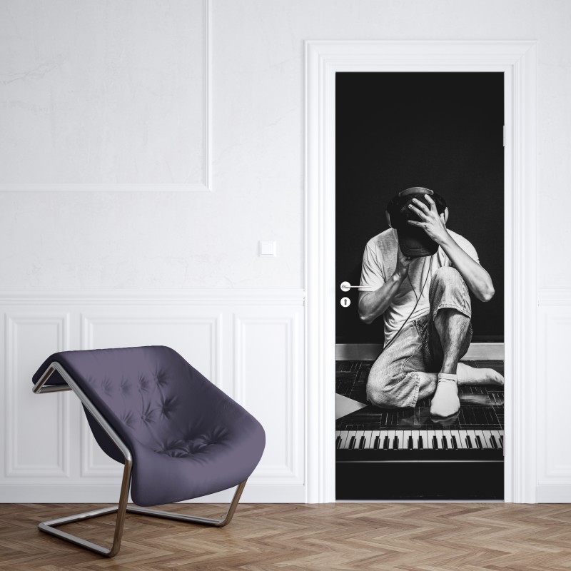 Naklejka na drzwi introwertyczny muzyk przy klawiaturze – Wallissimo® Naklejka na drzwi introwertyczny muzyk przy klawiaturze – Wallissimo®