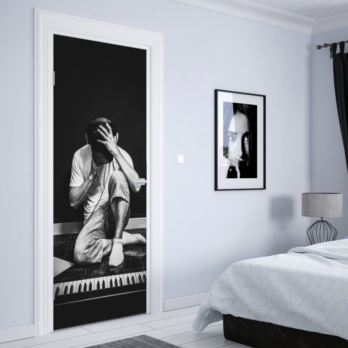 Naklejka na drzwi introwertyczny muzyk przy klawiaturze – Wallissimo® Naklejka na drzwi introwertyczny muzyk przy klawiaturze – Wallissimo®