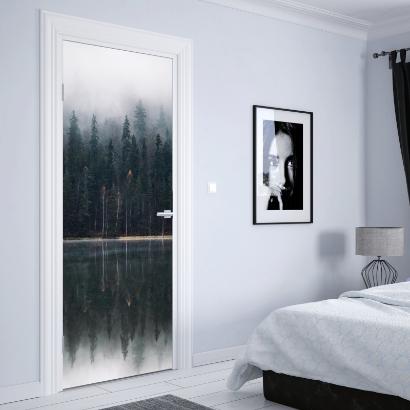 Naklejka na drzwi mglista refleksja w lesie – Wallissimo® Naklejka na drzwi mglista refleksja w lesie – Wallissimo®