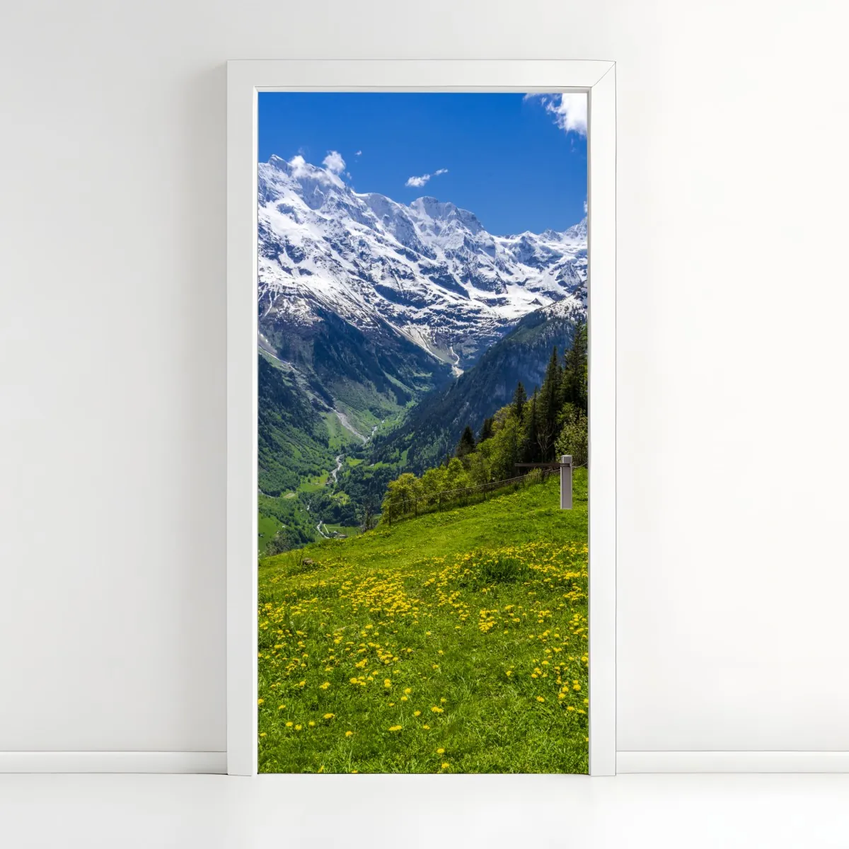 Naklejka na drzwi alpejska łąka wiosną pod ośnieżonymi szczytami – Wallissimo® Naklejka na drzwi alpejska łąka wiosną pod ośnieżonymi szczytami – Wallissimo®