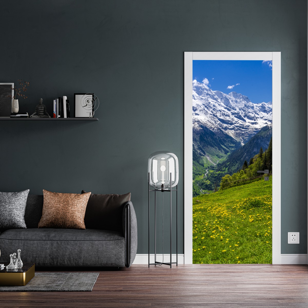 Naklejka na drzwi alpejska łąka wiosną pod ośnieżonymi szczytami – Wallissimo® Naklejka na drzwi alpejska łąka wiosną pod ośnieżonymi szczytami – Wallissimo®