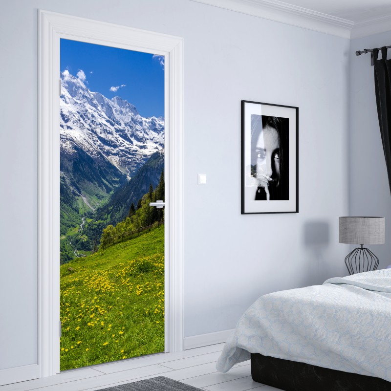 Naklejka na drzwi alpejska łąka wiosną pod ośnieżonymi szczytami – Wallissimo® Naklejka na drzwi alpejska łąka wiosną pod ośnieżonymi szczytami – Wallissimo®
