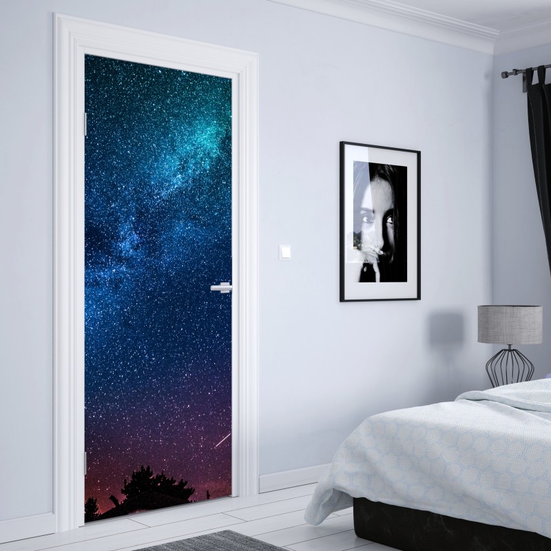 Naklejka na drzwi głębokie błękitne nocne niebo z drogą mleczną i spadającą gwiazdą – Wallissimo® Naklejka na drzwi głębokie błękitne nocne niebo z drogą mleczną i spadającą gwiazdą – Wallissimo®