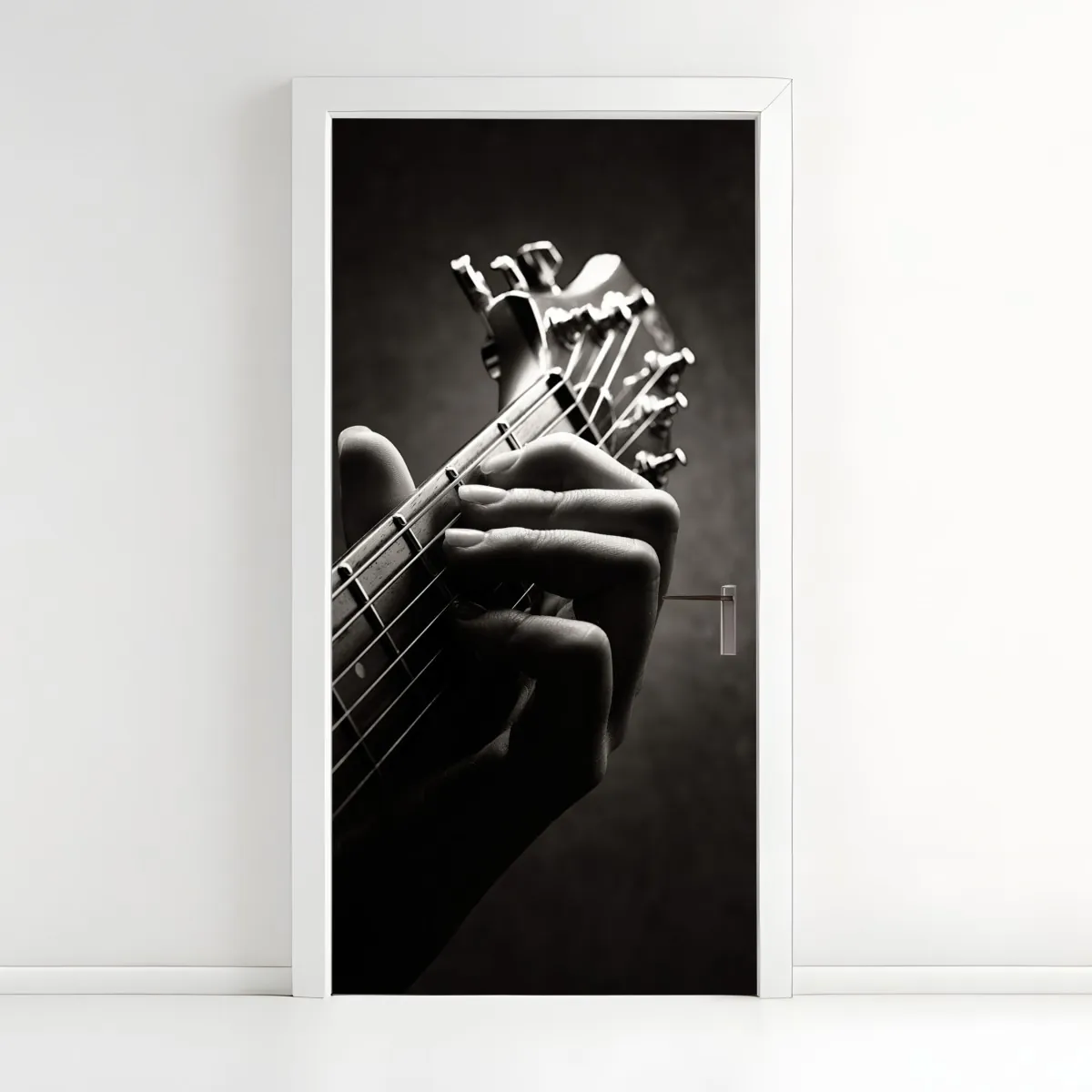 Naklejka na drzwi zbliżenie dłoni gitarzysty na gryfie – Wallissimo® Naklejka na drzwi zbliżenie dłoni gitarzysty na gryfie – Wallissimo®