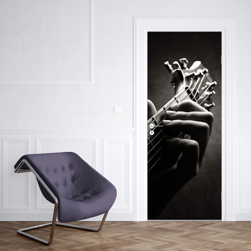 Naklejka na drzwi zbliżenie dłoni gitarzysty na gryfie – Wallissimo® Naklejka na drzwi zbliżenie dłoni gitarzysty na gryfie – Wallissimo®