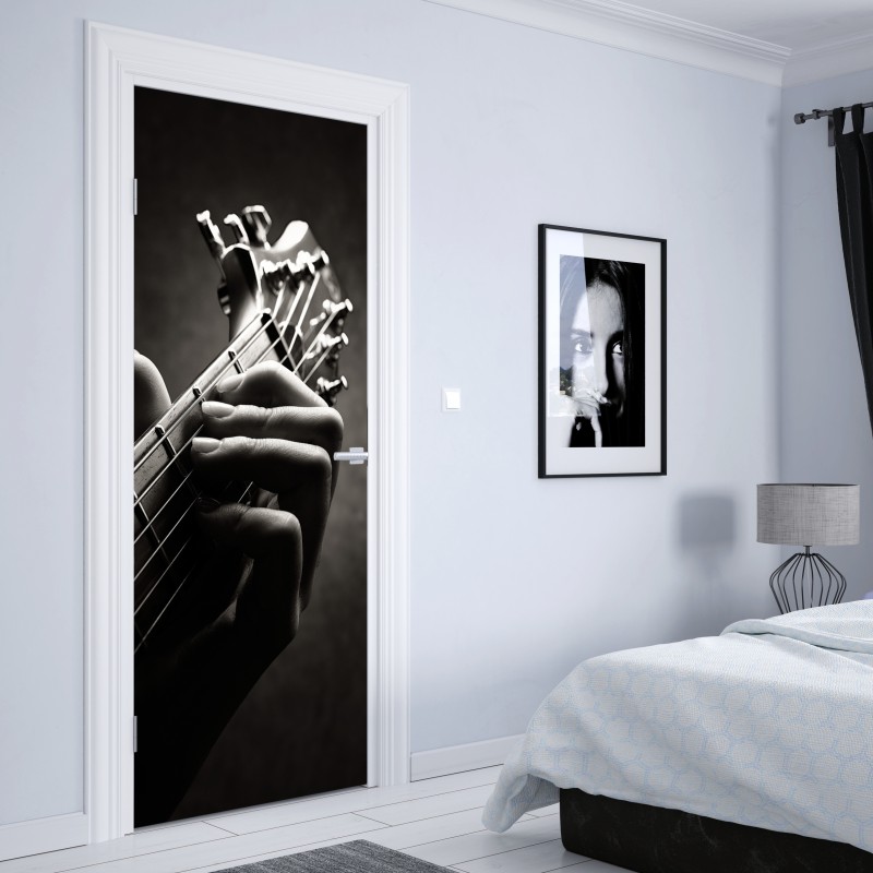 Naklejka na drzwi zbliżenie dłoni gitarzysty na gryfie – Wallissimo® Naklejka na drzwi zbliżenie dłoni gitarzysty na gryfie – Wallissimo®