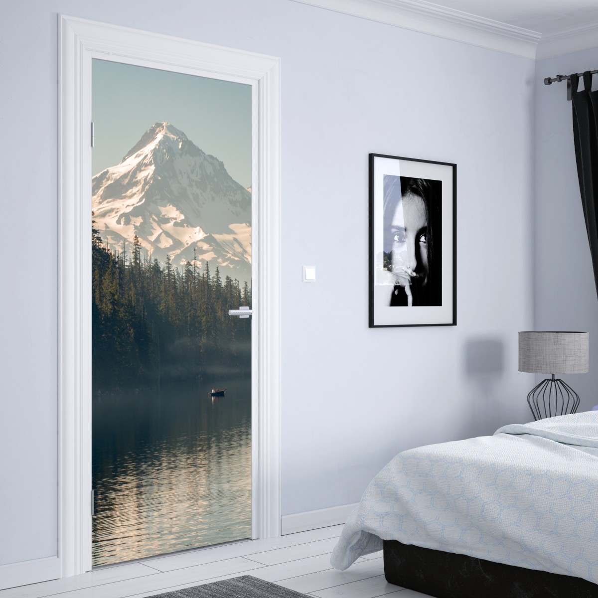 Naklejka na drzwi śnieżna góra nad spokojnym jeziorem – Wallissimo® Naklejka na drzwi śnieżna góra nad spokojnym jeziorem – Wallissimo®