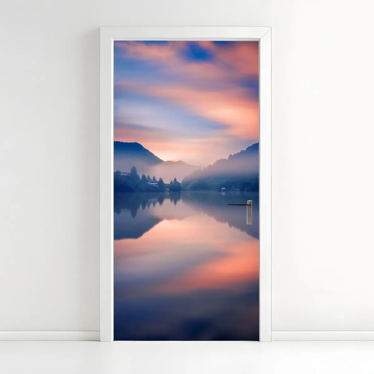 Naklejka na drzwi mglisty górski poranek nad jeziorem – Wallissimo® Naklejka na drzwi mglisty górski poranek nad jeziorem – Wallissimo®