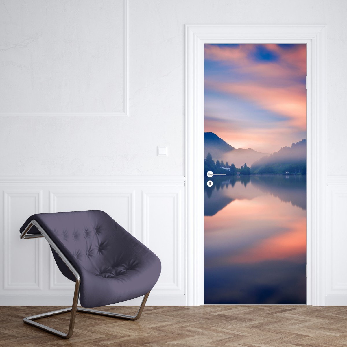 Naklejka na drzwi mglisty górski poranek nad jeziorem – Wallissimo® Naklejka na drzwi mglisty górski poranek nad jeziorem – Wallissimo®