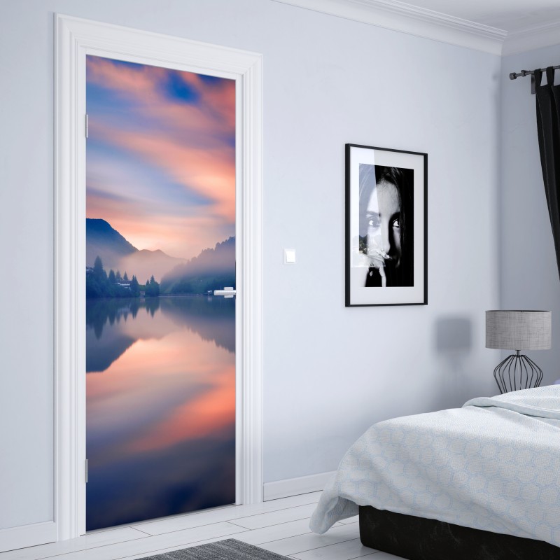 Naklejka na drzwi mglisty górski poranek nad jeziorem – Wallissimo® Naklejka na drzwi mglisty górski poranek nad jeziorem – Wallissimo®