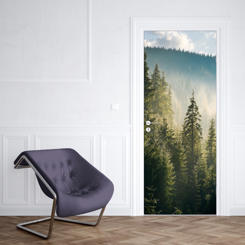Naklejka na drzwi mglisty świerkowy las w porannym świetle – Wallissimo® Naklejka na drzwi mglisty świerkowy las w porannym świetle – Wallissimo®