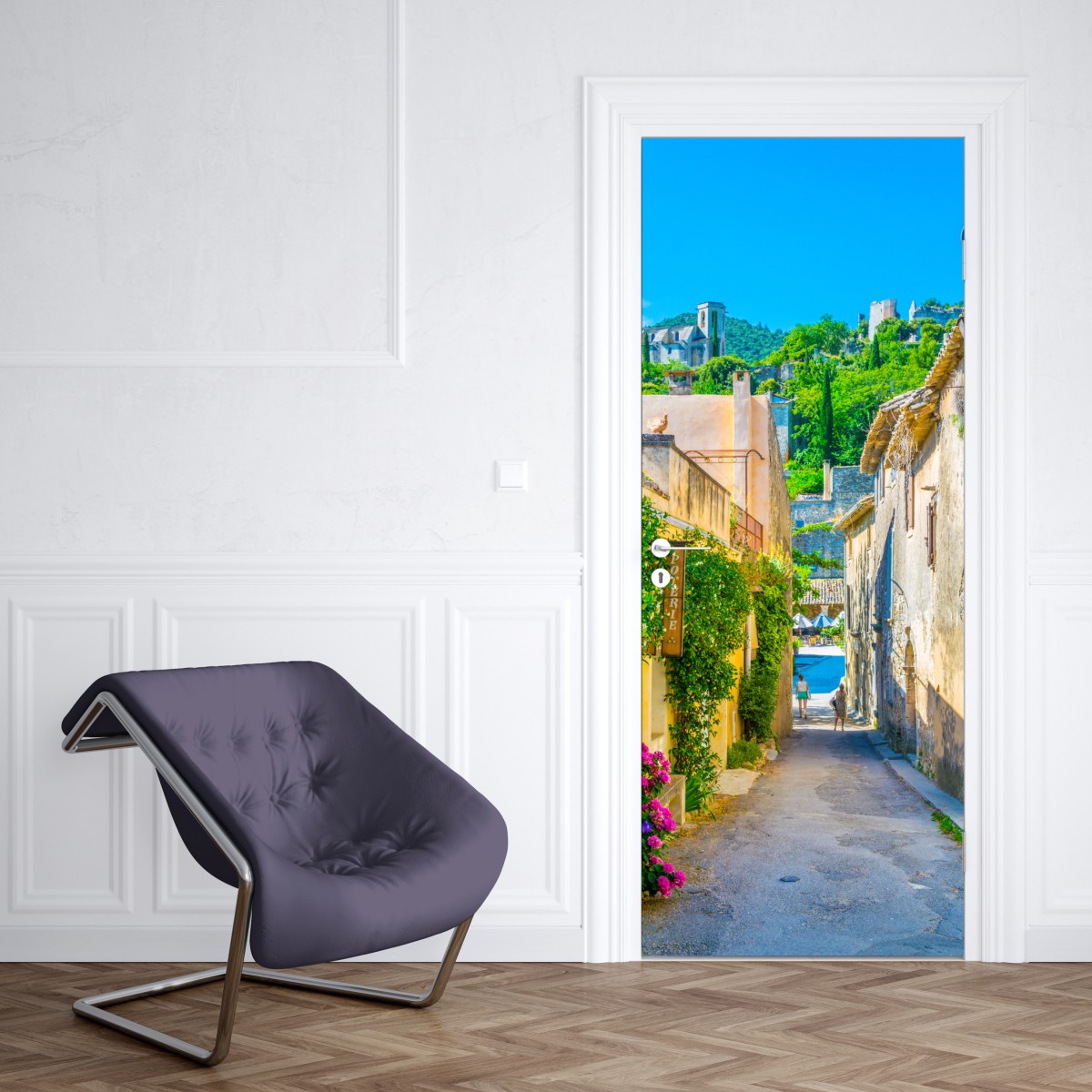 Naklejka na drzwi słoneczna uliczka wioski śródziemnomorskiej – Wallissimo® Naklejka na drzwi słoneczna uliczka wioski śródziemnomorskiej – Wallissimo®