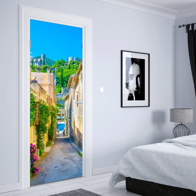 Naklejka na drzwi słoneczna uliczka wioski śródziemnomorskiej – Wallissimo® Naklejka na drzwi słoneczna uliczka wioski śródziemnomorskiej – Wallissimo®
