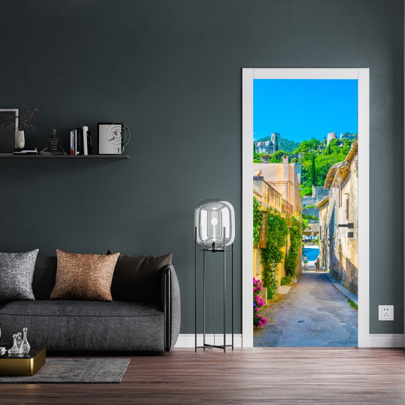 Naklejka na drzwi słoneczna uliczka wioski śródziemnomorskiej – Wallissimo® Naklejka na drzwi słoneczna uliczka wioski śródziemnomorskiej – Wallissimo®