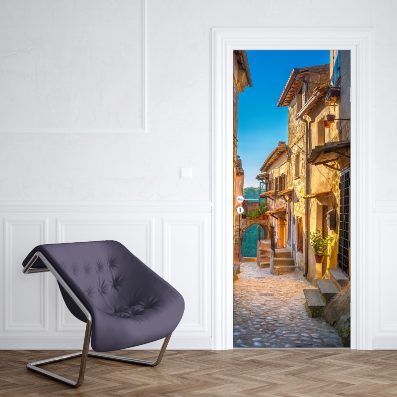 Naklejka na drzwi uliczka o zachodzie słońca w Toskanii – Wallissimo® Naklejka na drzwi uliczka o zachodzie słońca w Toskanii – Wallissimo®