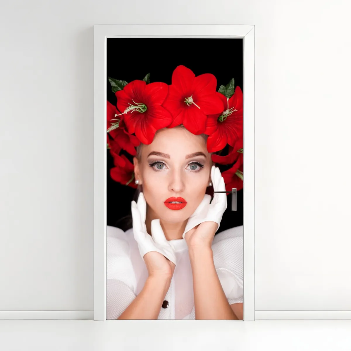 Naklejka na drzwi elegancki portret z wiankiem z czerwonych kwiatów – Wallissimo® Naklejka na drzwi elegancki portret z wiankiem z czerwonych kwiatów – Wallissimo®