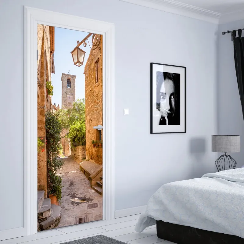 Naklejka na drzwi słoneczna uliczka w Civita di Bagnoregio – Wallissimo® Naklejka na drzwi słoneczna uliczka w Civita di Bagnoregio – Wallissimo®