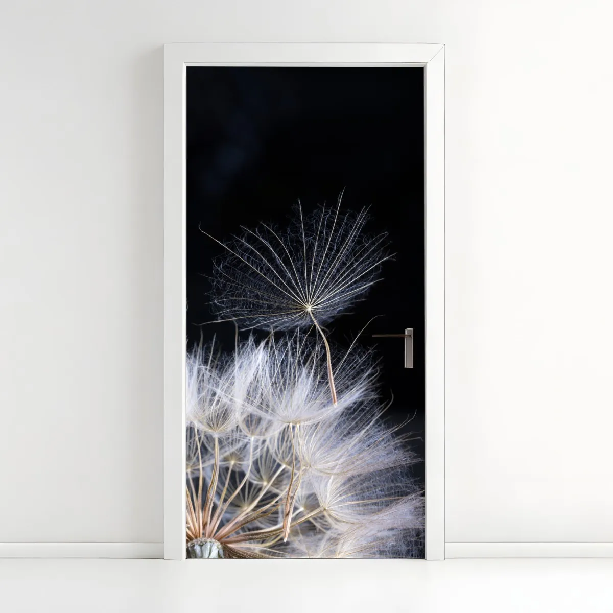 Naklejka na drzwi delikatne ziarno mniszka na czarnym tle – Wallissimo® Naklejka na drzwi delikatne ziarno mniszka na czarnym tle – Wallissimo®