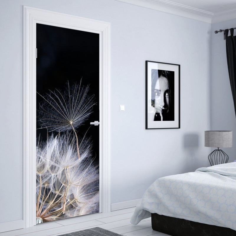 Naklejka na drzwi delikatne ziarno mniszka na czarnym tle – Wallissimo® Naklejka na drzwi delikatne ziarno mniszka na czarnym tle – Wallissimo®