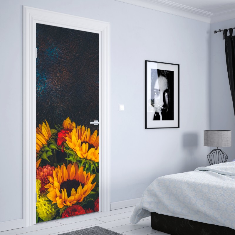 Naklejka na drzwi żywy bukiet słoneczników na ciemnym tle – Wallissimo® Naklejka na drzwi żywy bukiet słoneczników na ciemnym tle – Wallissimo®
