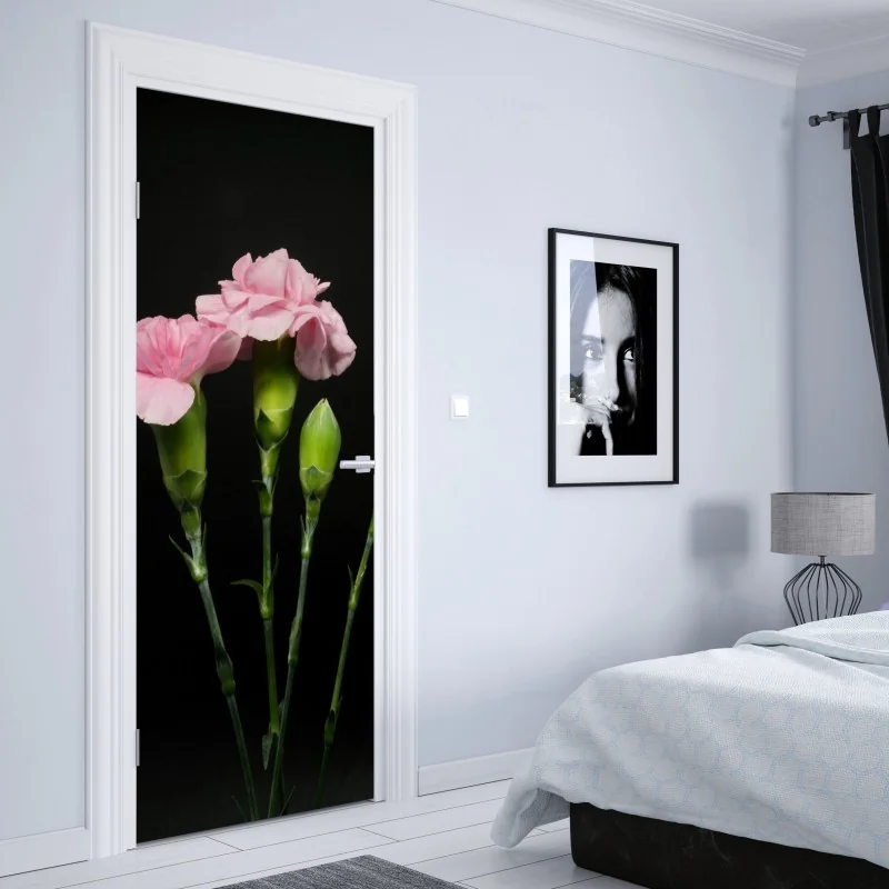 Naklejka na drzwi różowe goździki na czarnym tle – Wallissimo® Naklejka na drzwi różowe goździki na czarnym tle – Wallissimo®