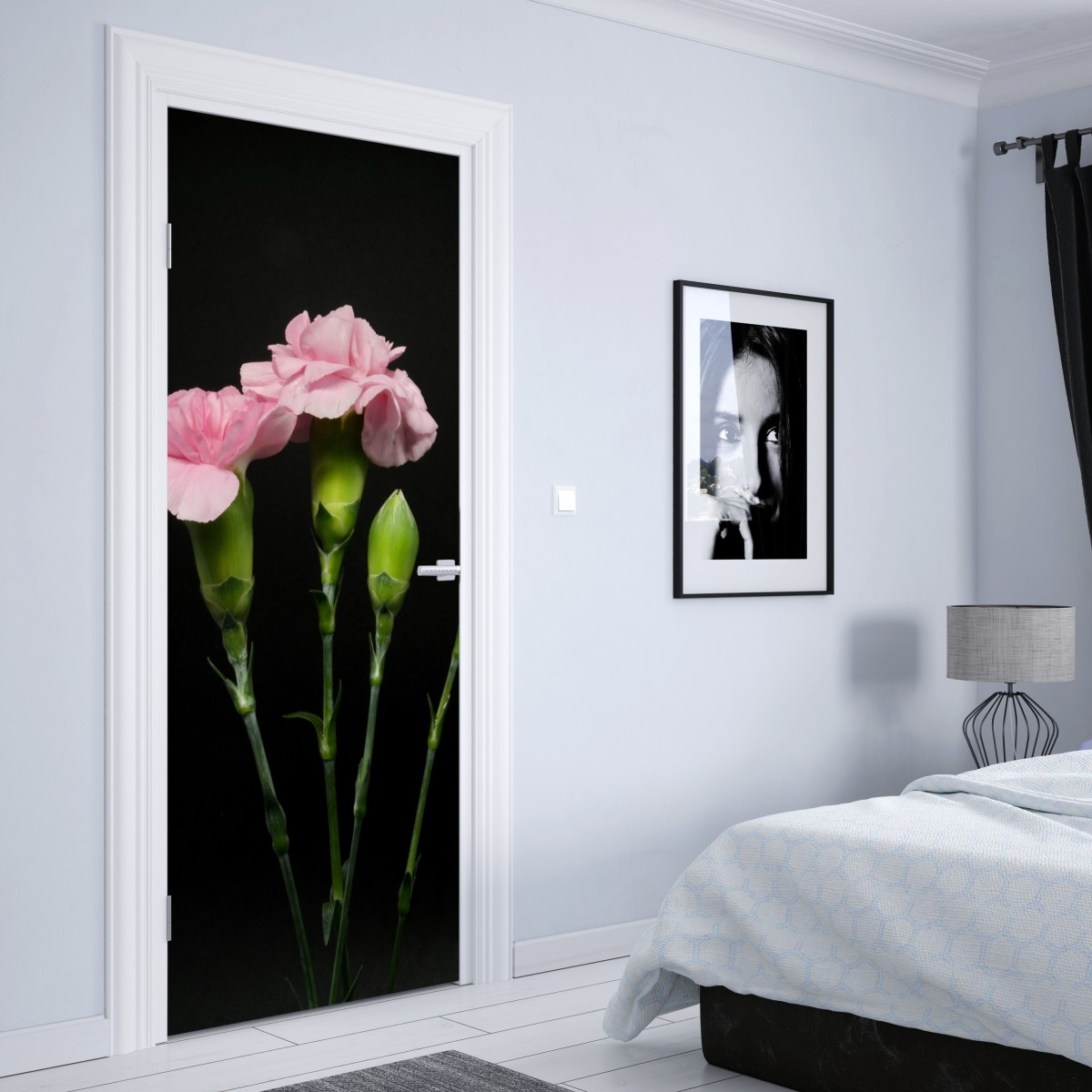 Naklejka na drzwi różowe goździki na czarnym tle – Wallissimo® Naklejka na drzwi różowe goździki na czarnym tle – Wallissimo®