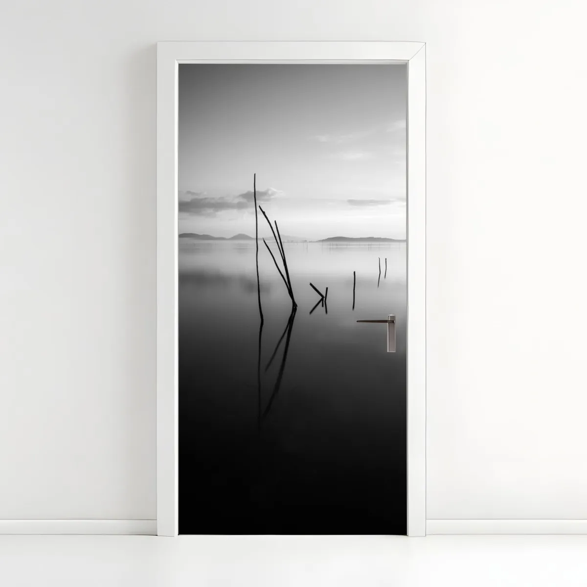 Naklejka na drzwi spokojne monochromatyczne jezioro z odbiciami – Wallissimo® Naklejka na drzwi spokojne monochromatyczne jezioro z odbiciami – Wallissimo®