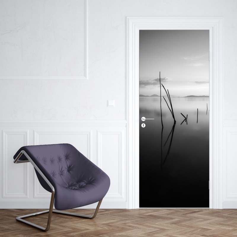 Naklejka na drzwi spokojne monochromatyczne jezioro z odbiciami – Wallissimo® Naklejka na drzwi spokojne monochromatyczne jezioro z odbiciami – Wallissimo®