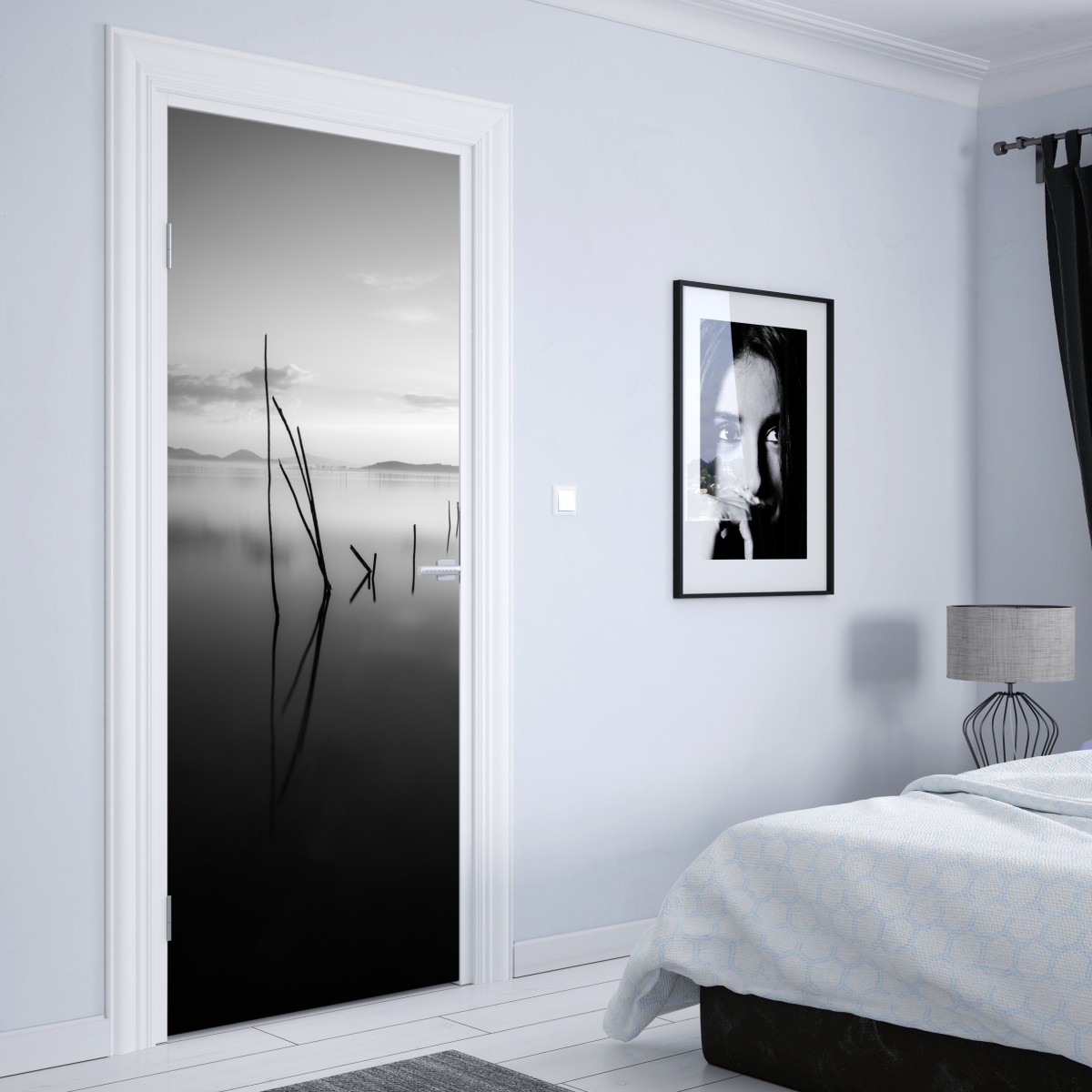 Naklejka na drzwi spokojne monochromatyczne jezioro z odbiciami – Wallissimo® Naklejka na drzwi spokojne monochromatyczne jezioro z odbiciami – Wallissimo®