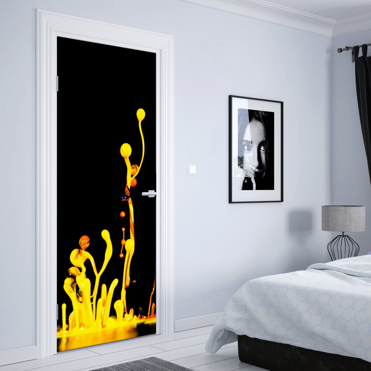 Naklejka na drzwi intensywny żółty rozbryzg farby na czarnym tle – Wallissimo® Naklejka na drzwi intensywny żółty rozbryzg farby na czarnym tle – Wallissimo®