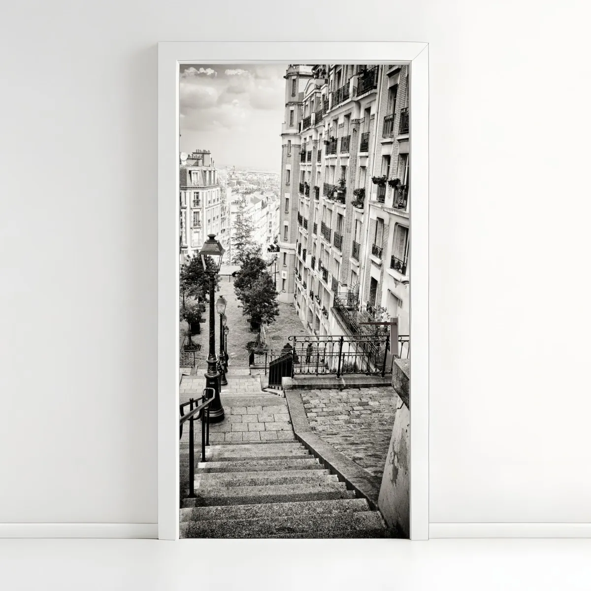 Naklejka na drzwi paryskie schody w monochromie – Wallissimo® Naklejka na drzwi paryskie schody w monochromie – Wallissimo®