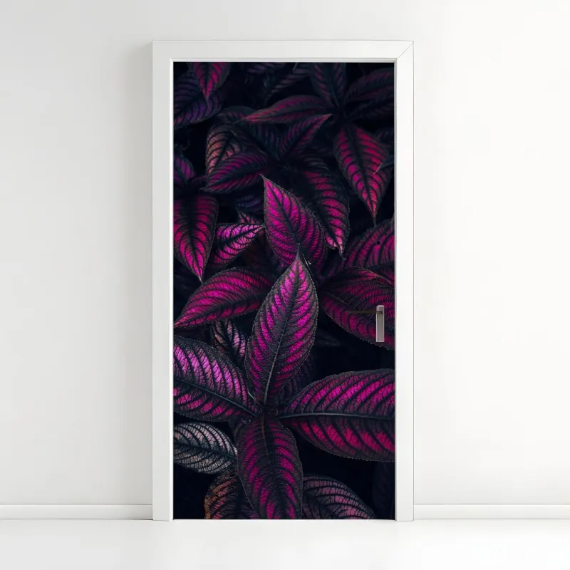 Naklejka na drzwi intensywny fioletowy wzór liści