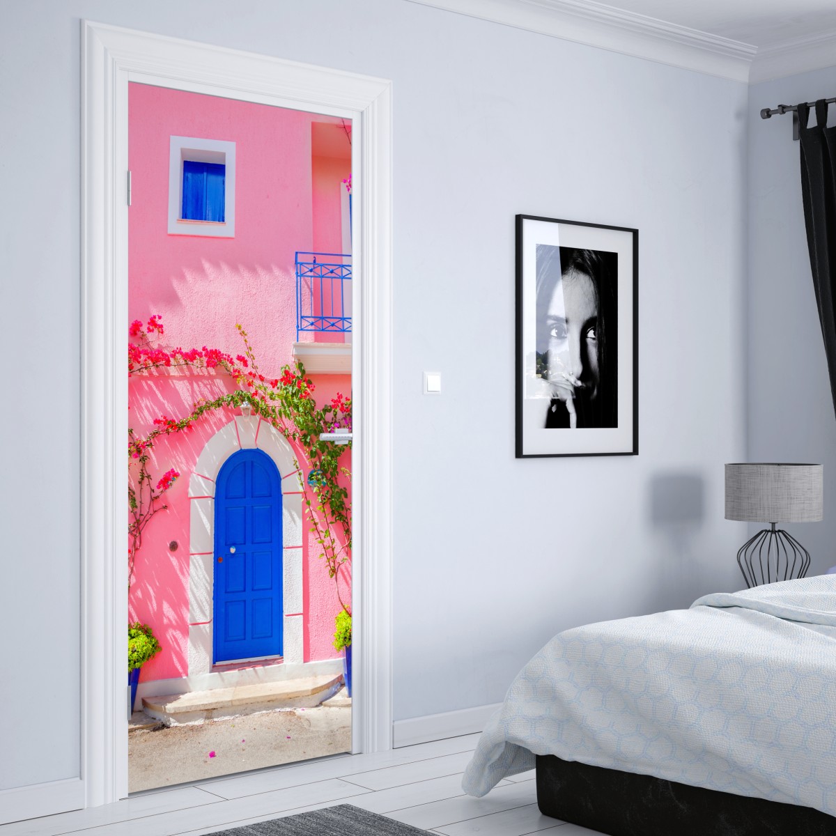 Naklejka na drzwi intensywna różowa fasada z niebieskimi drzwiami – Wallissimo® Naklejka na drzwi intensywna różowa fasada z niebieskimi drzwiami – Wallissimo®