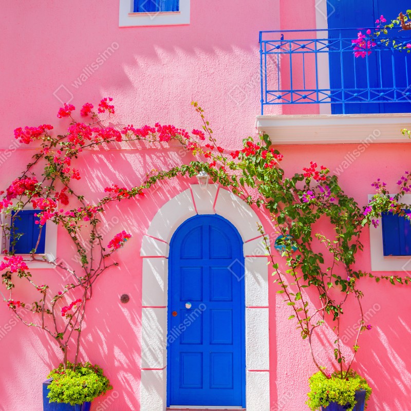 Naklejka na drzwi intensywna różowa fasada z niebieskimi drzwiami – Wallissimo® Naklejka na drzwi intensywna różowa fasada z niebieskimi drzwiami – Wallissimo®