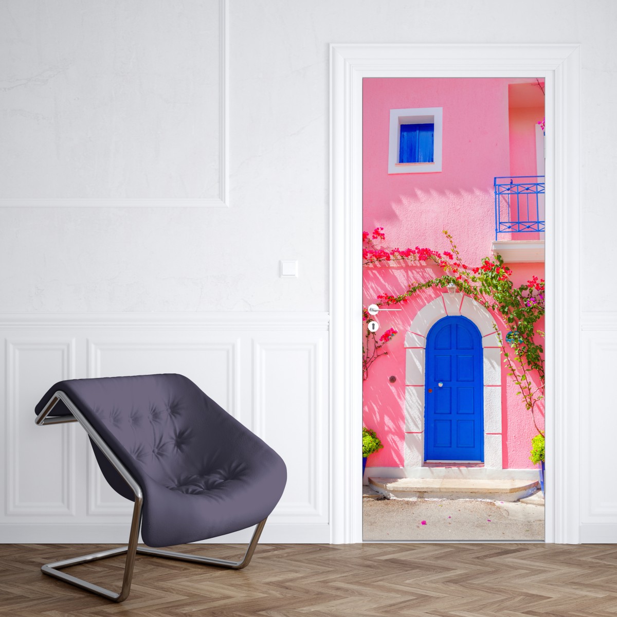 Naklejka na drzwi intensywna różowa fasada z niebieskimi drzwiami – Wallissimo® Naklejka na drzwi intensywna różowa fasada z niebieskimi drzwiami – Wallissimo®